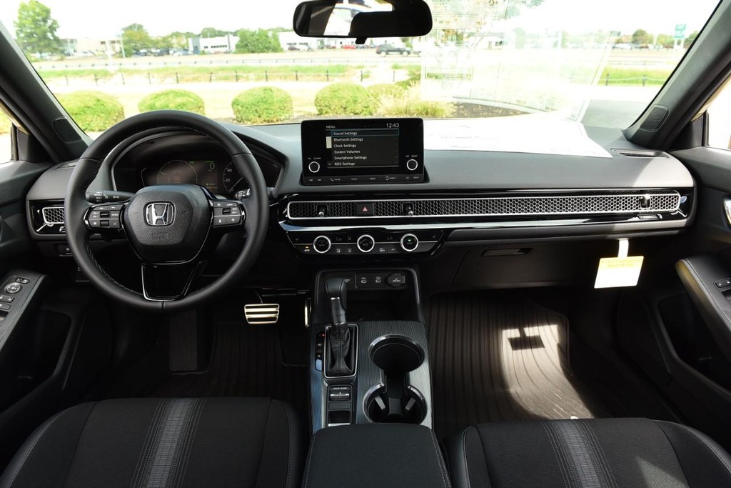 Honda Civic Hatchback Hybrid Vehicle Image 07