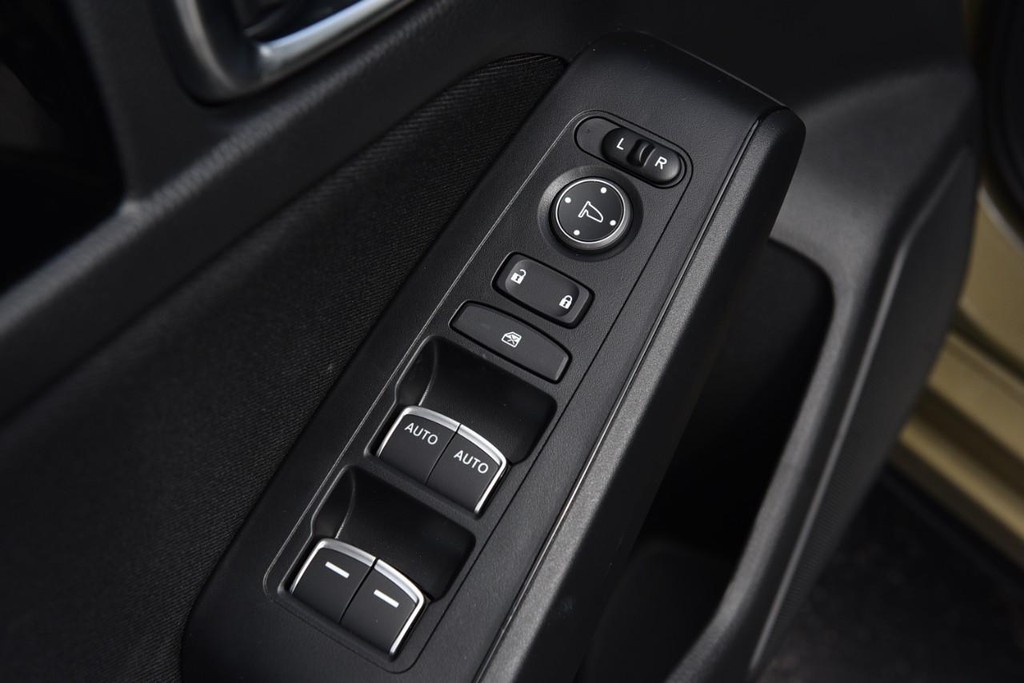 Honda Civic Hatchback Hybrid Vehicle Image 08
