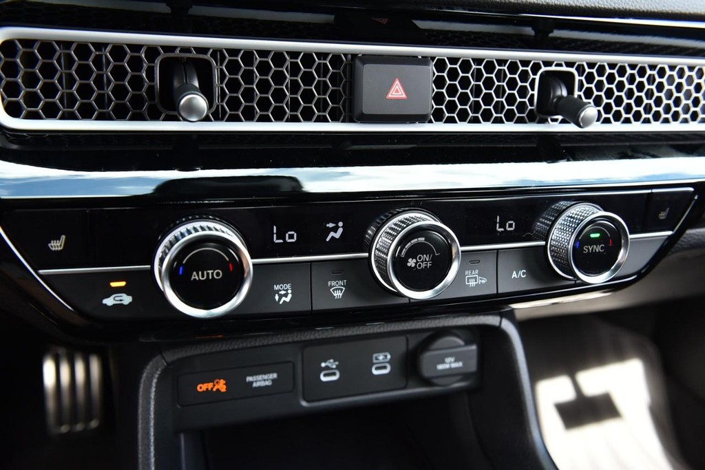 Honda Civic Hatchback Hybrid Vehicle Image 15