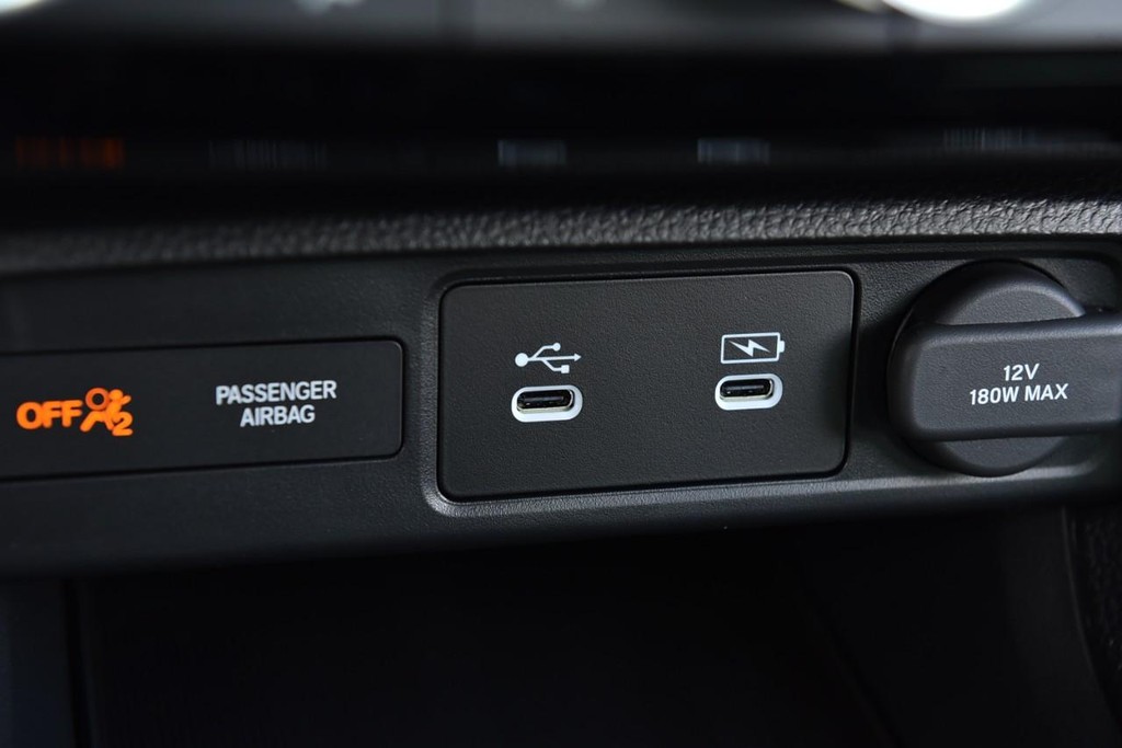 Honda Civic Hatchback Hybrid Vehicle Image 16