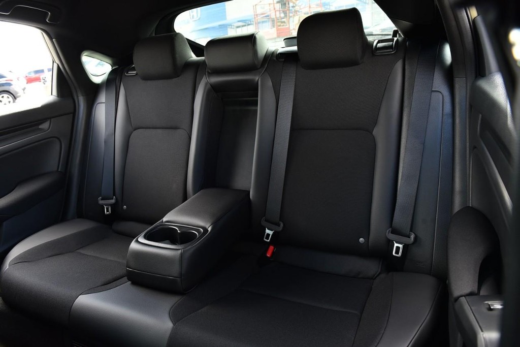 Honda Civic Hatchback Hybrid Vehicle Image 23