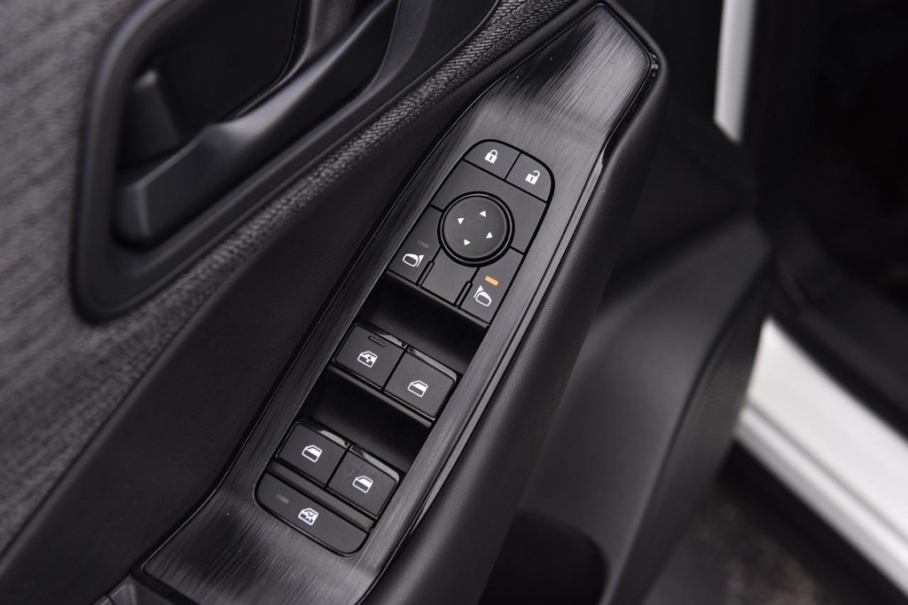Nissan Rogue Vehicle Image 08