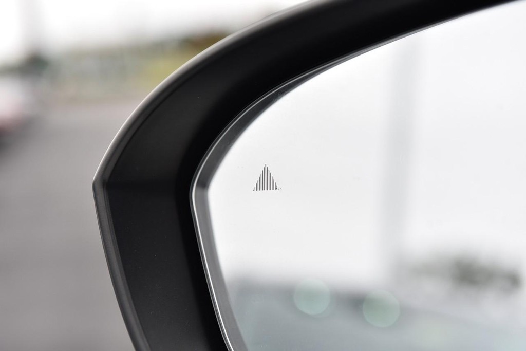 Nissan Rogue Vehicle Image 09