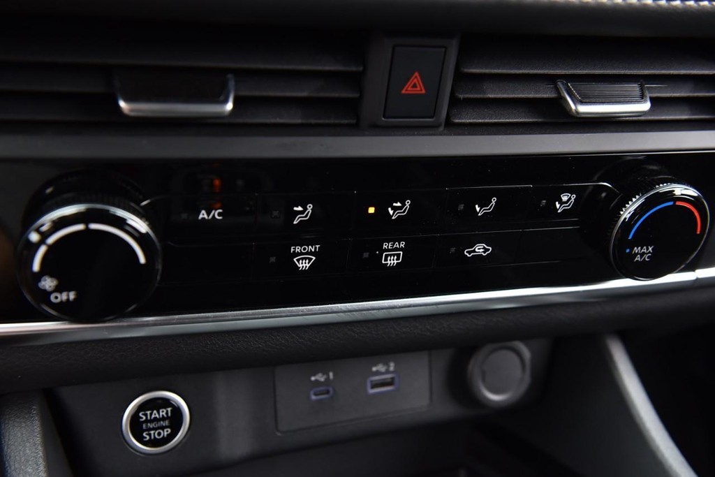 Nissan Rogue Vehicle Image 14