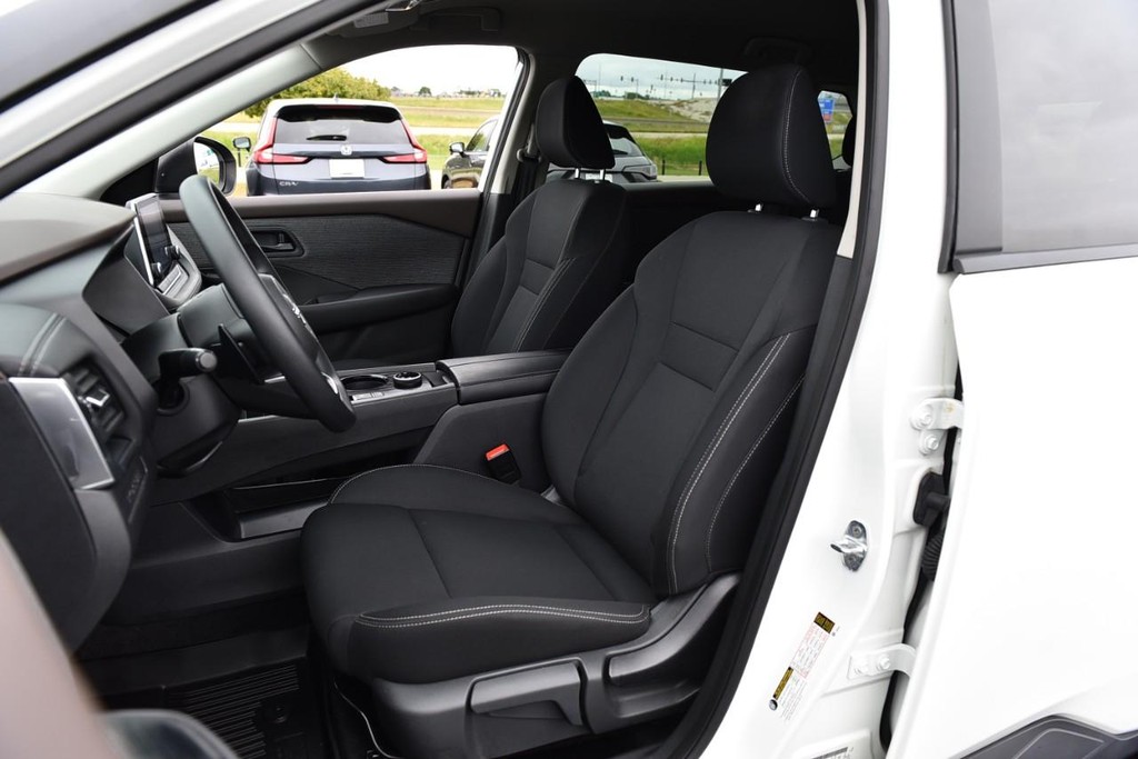 Nissan Rogue Vehicle Image 18