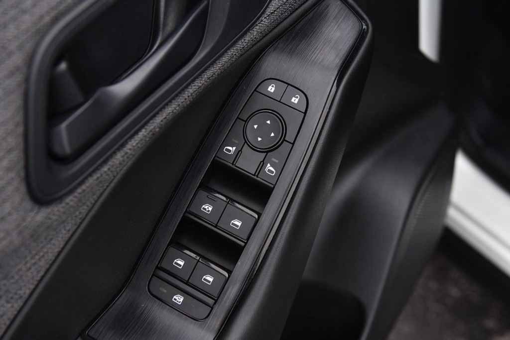Nissan Rogue Vehicle Image 08