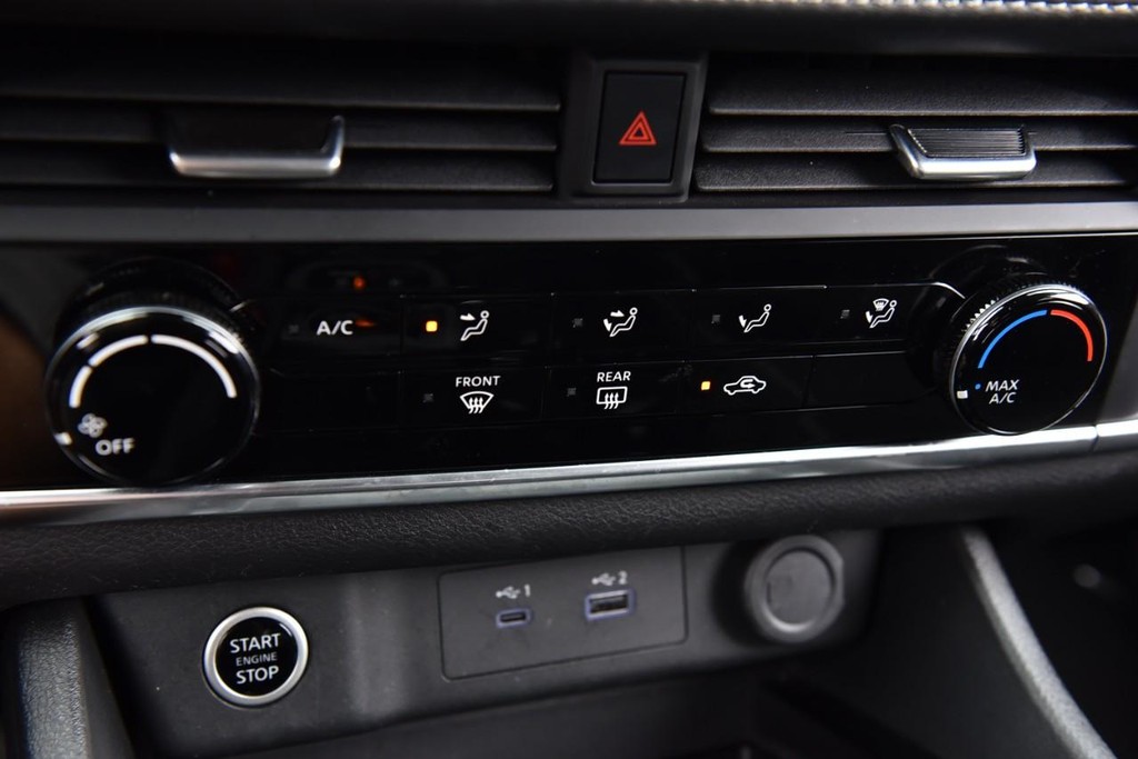 Nissan Rogue Vehicle Image 14