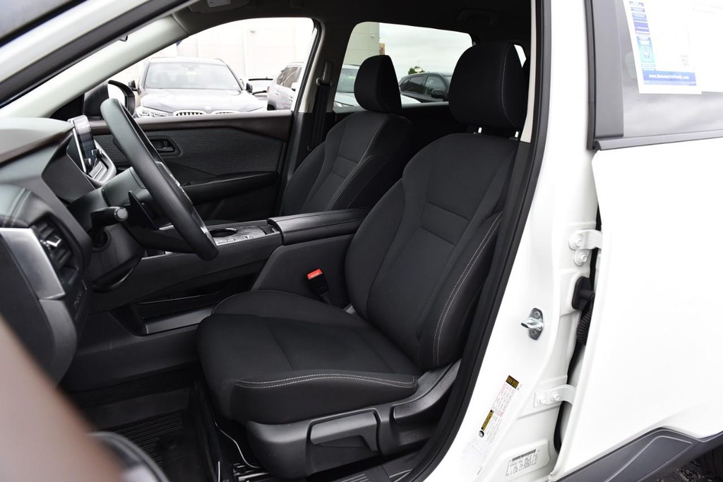 Nissan Rogue Vehicle Image 18