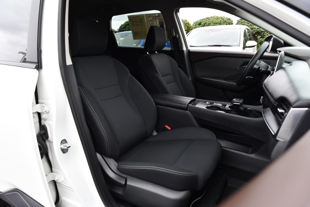 Nissan Rogue Vehicle Image 19