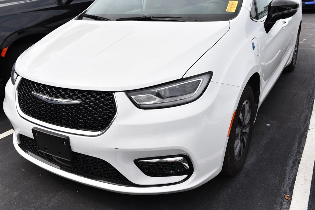 Chrysler Pacifica Vehicle Full-screen Gallery Image 2