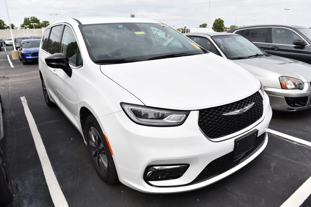 Chrysler Pacifica Vehicle Full-screen Gallery Image 3