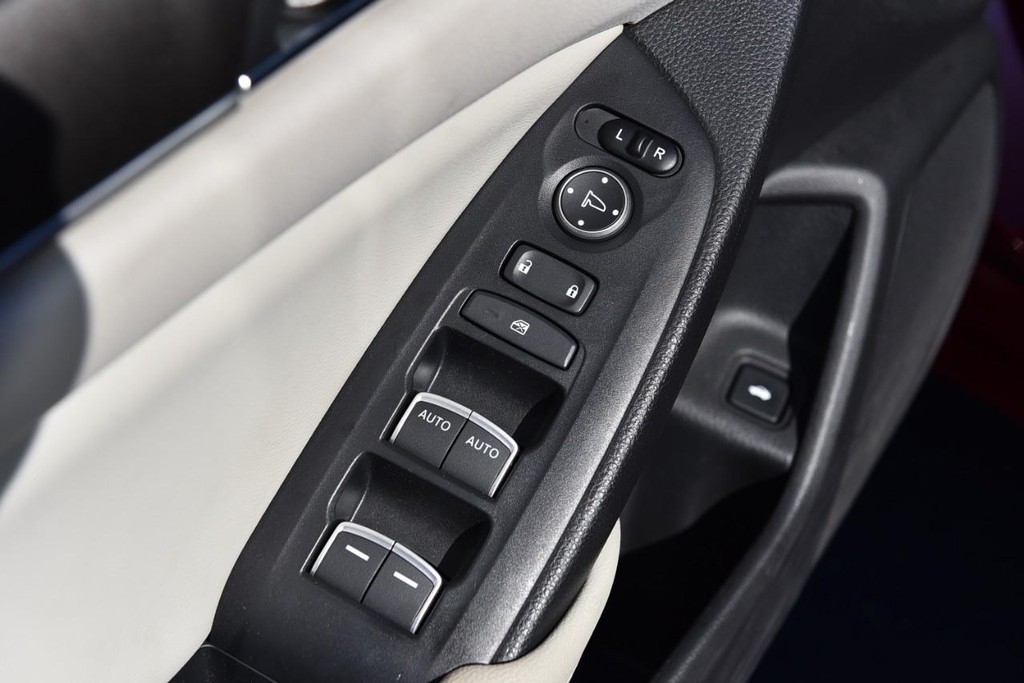 Honda Accord Sedan Vehicle Full-screen Gallery Image 8