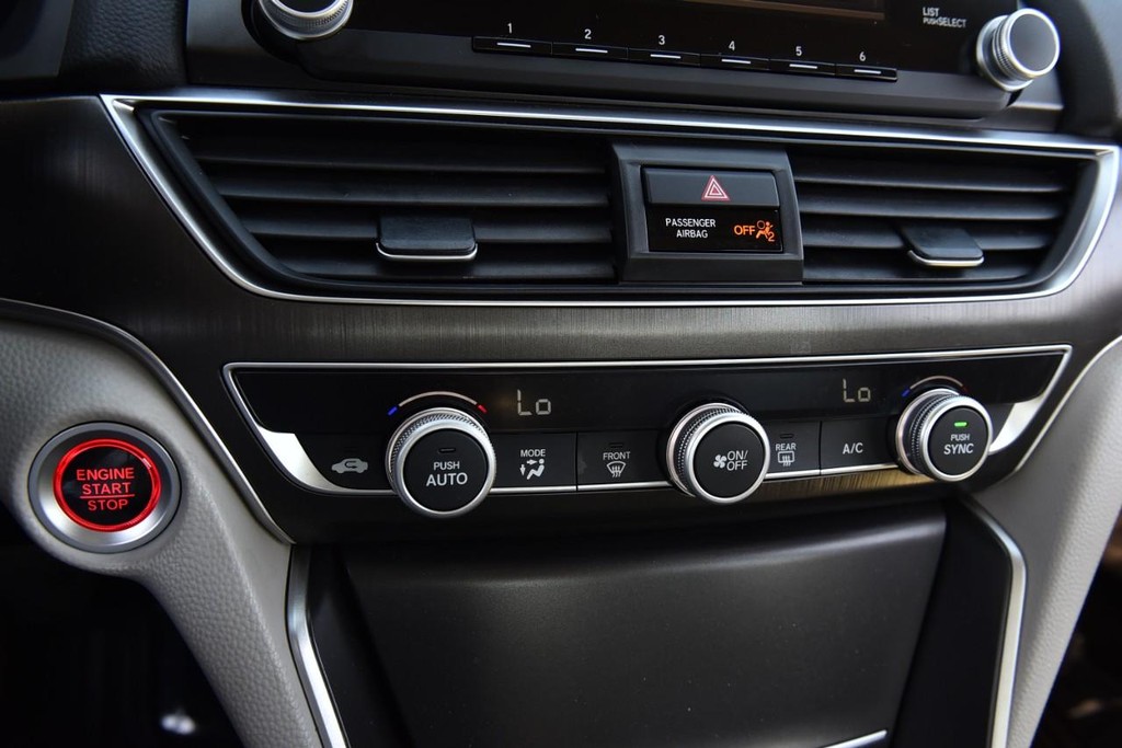 Honda Accord Sedan Vehicle Full-screen Gallery Image 15