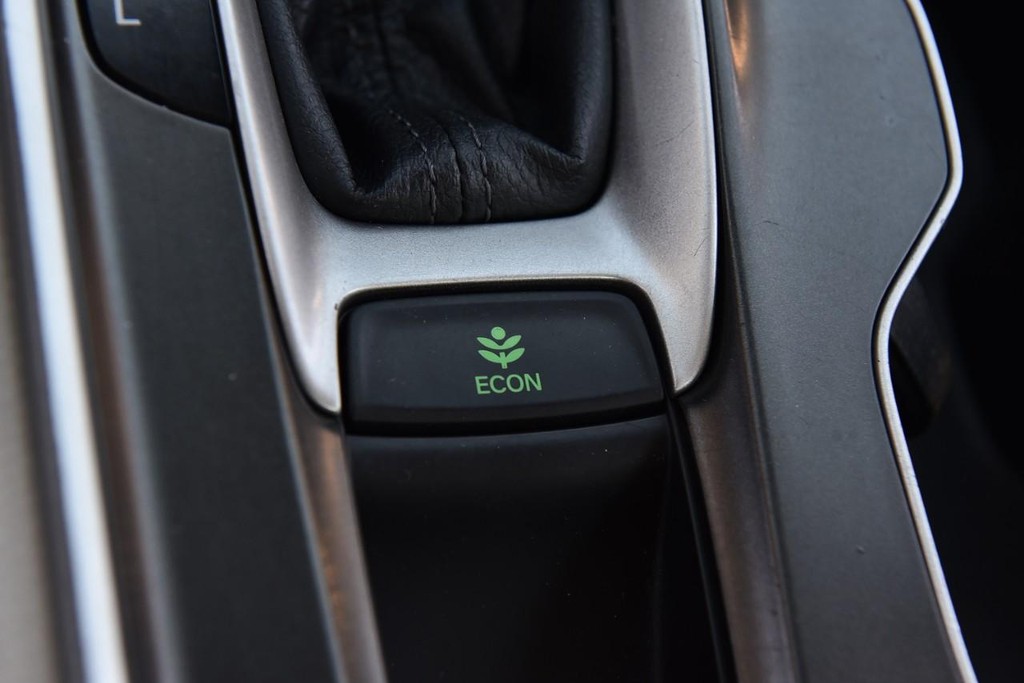 Honda Accord Sedan Vehicle Full-screen Gallery Image 17