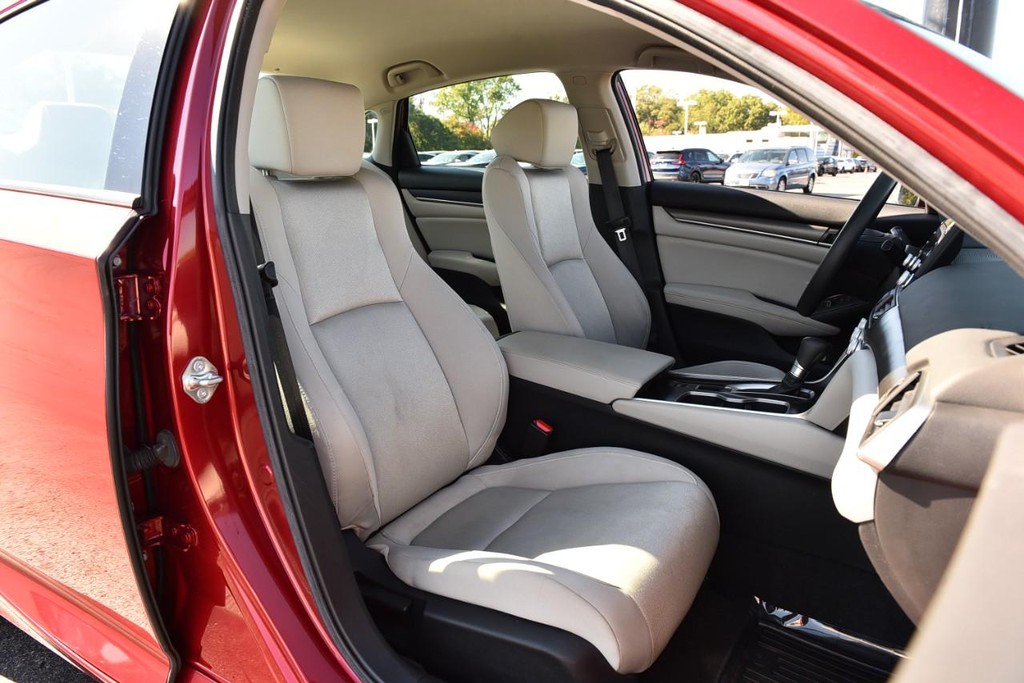 Honda Accord Sedan Vehicle Full-screen Gallery Image 21