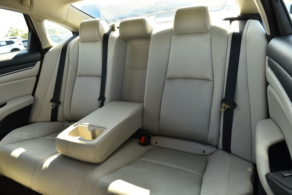 Honda Accord Sedan Vehicle Full-screen Gallery Image 22