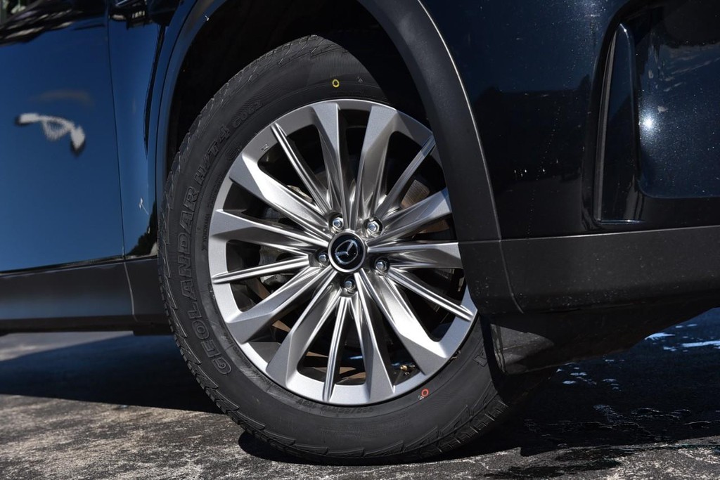 Mazda CX-90 Vehicle Full-screen Gallery Image 3