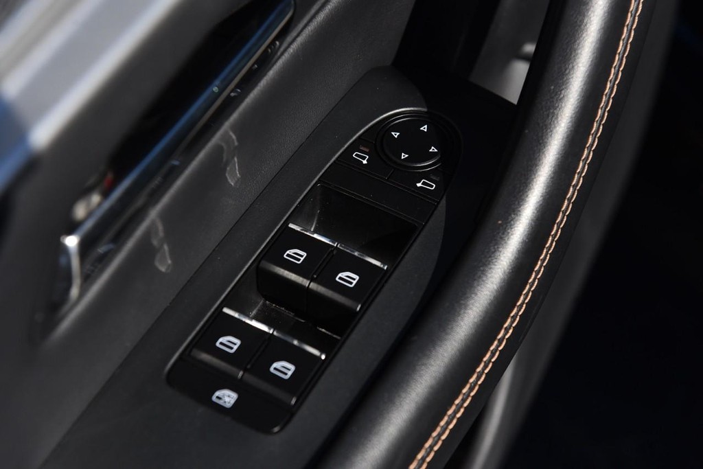 Mazda CX-90 Vehicle Full-screen Gallery Image 8