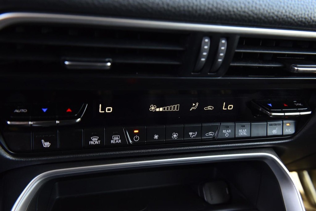 Mazda CX-90 Vehicle Full-screen Gallery Image 15