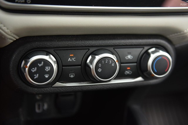 Nissan Versa Vehicle Image 11