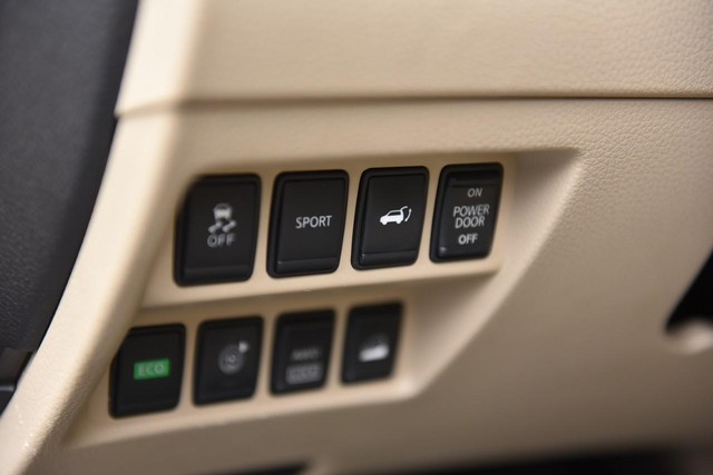 Nissan Rogue Vehicle Image 11