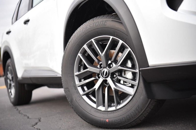 Nissan Rogue Vehicle Image 04