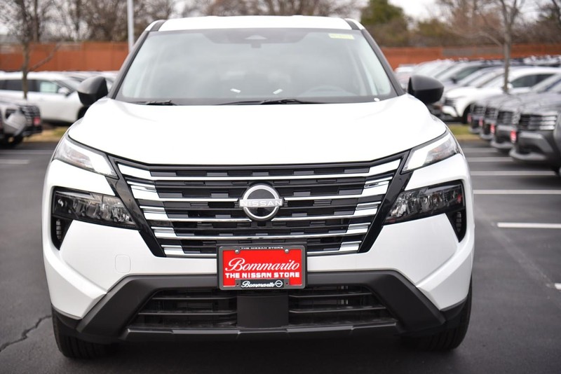 Nissan Rogue Vehicle Image 05