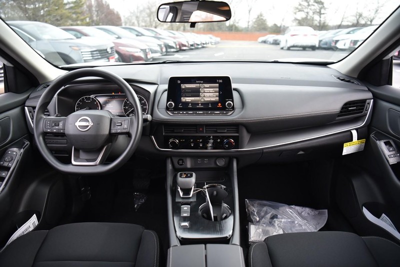 Nissan Rogue Vehicle Image 08