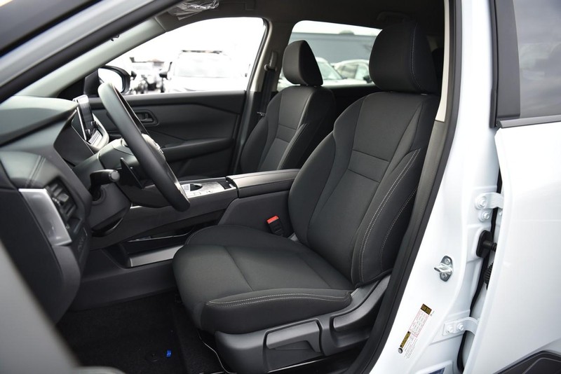 Nissan Rogue Vehicle Image 19
