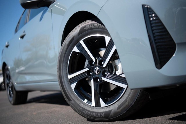 Nissan Sentra Vehicle Image 03