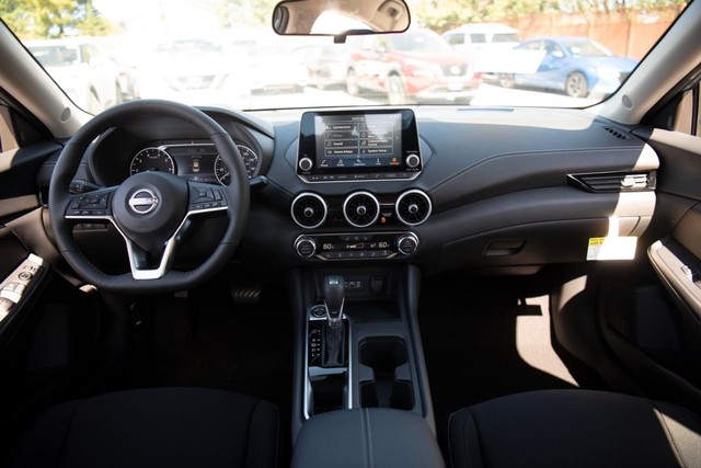 Nissan Sentra Vehicle Image 07