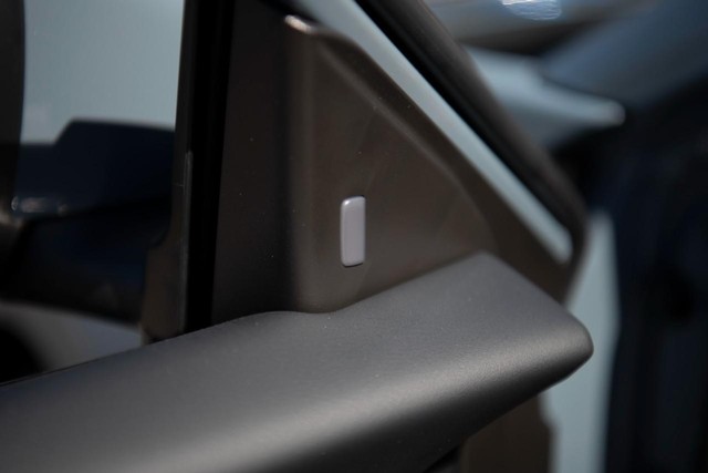 Nissan Sentra Vehicle Image 09