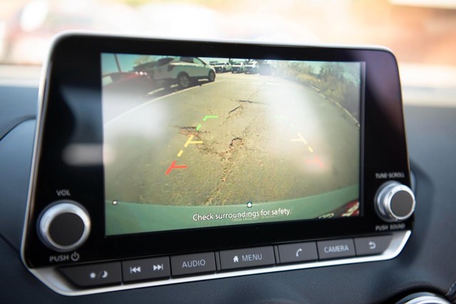 Nissan Sentra Vehicle Image 12
