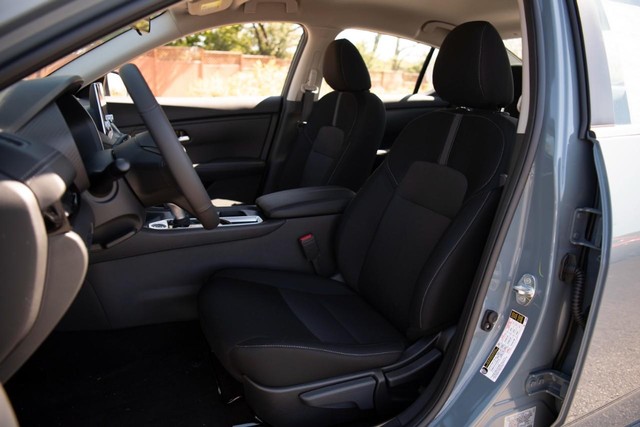 Nissan Sentra Vehicle Image 18