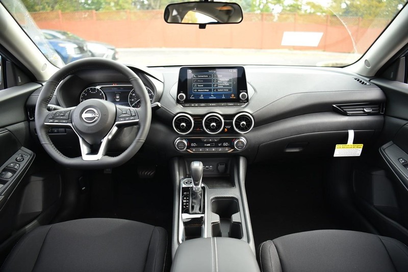 Nissan Sentra Vehicle Image 08