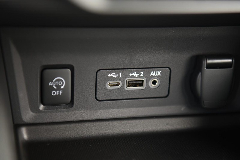 Nissan Sentra Vehicle Image 15