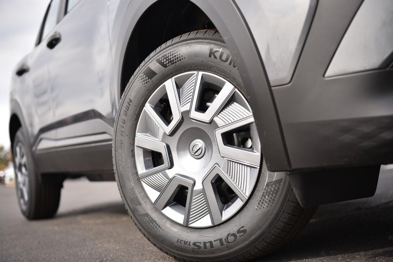 Nissan Kicks Vehicle Image 04