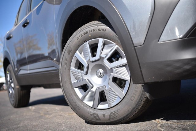 Nissan Kicks Vehicle Image 03