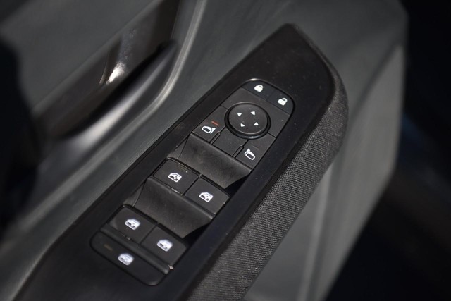 Nissan Kicks Vehicle Image 08