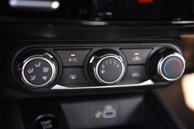 Nissan Kicks Vehicle Image 12