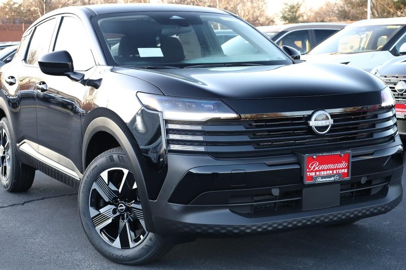 Nissan Kicks Vehicle Image 04