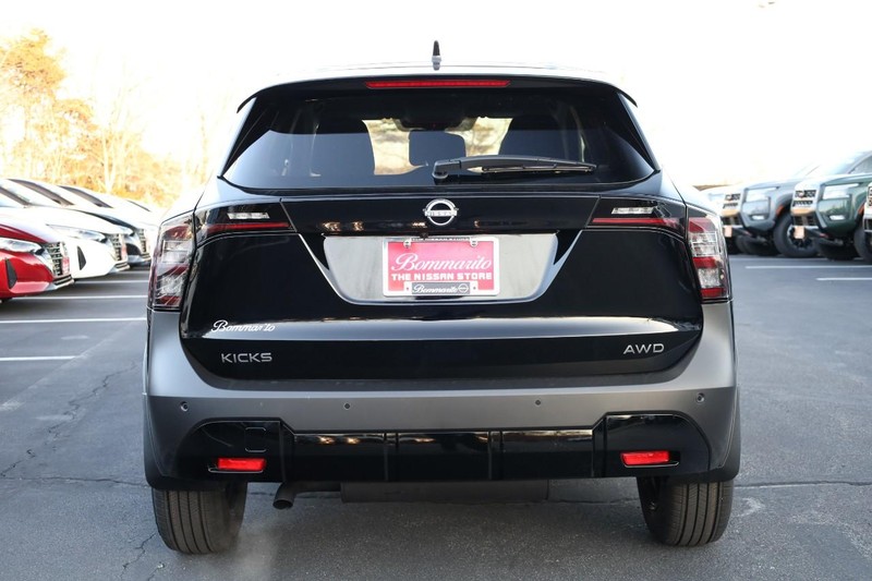 Nissan Kicks Vehicle Image 08