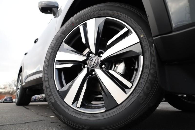 Nissan Rogue Vehicle Image 05