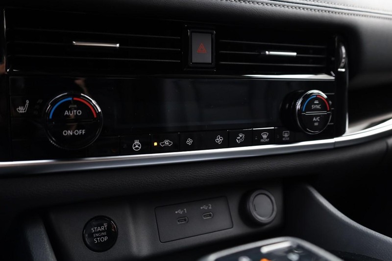 Nissan Rogue Vehicle Image 19
