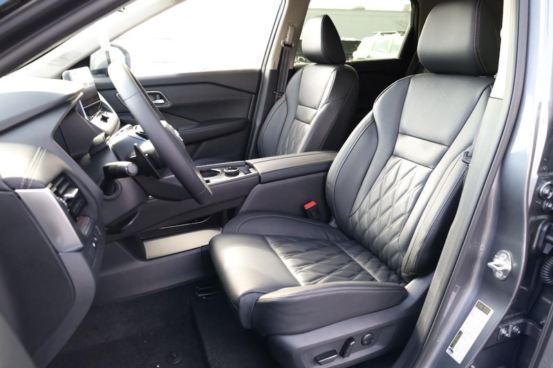Nissan Rogue Vehicle Image 13