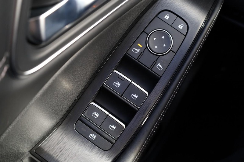 Nissan Rogue Vehicle Image 25
