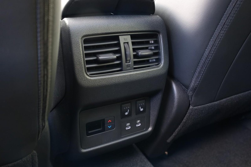Nissan Rogue Vehicle Image 30