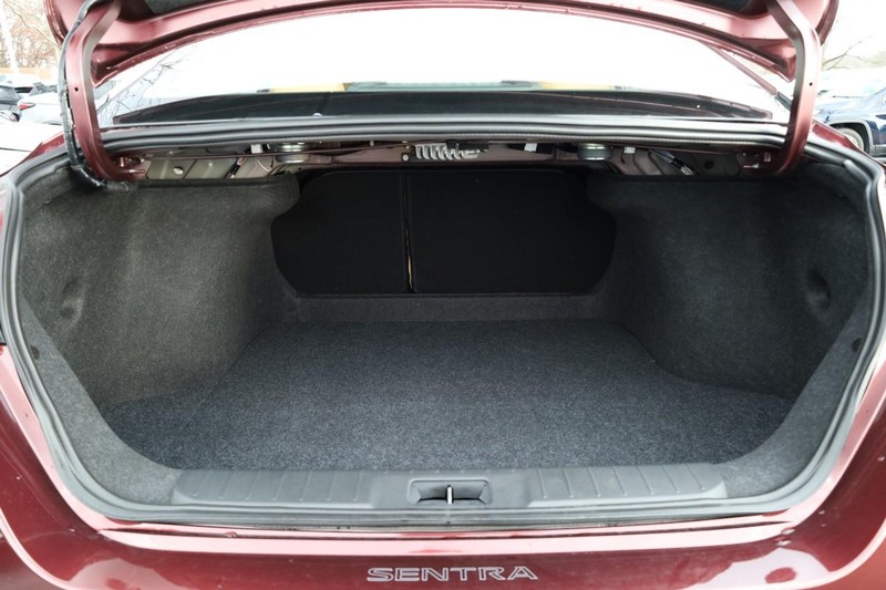 Nissan Sentra Vehicle Image 09