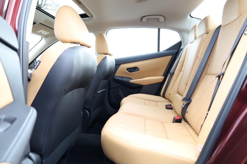 Nissan Sentra Vehicle Image 22