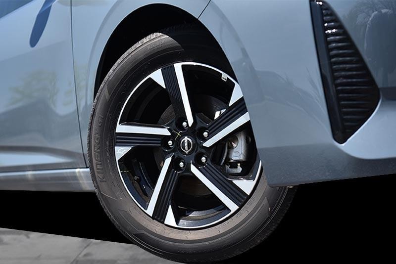Nissan Sentra Vehicle Image 03